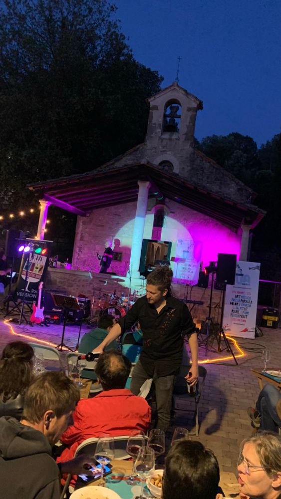 FESTIVAL VADART•| Celebra la cinquena edició, enguany a més present a cinc comarques gironines. Podeu consultar la programació amb propostes de folk, country, cançó d’autor, jazz, noves sonoritats… a espais singulars i amb degustació de vins DO @empordalia 💙vadartfestival.com