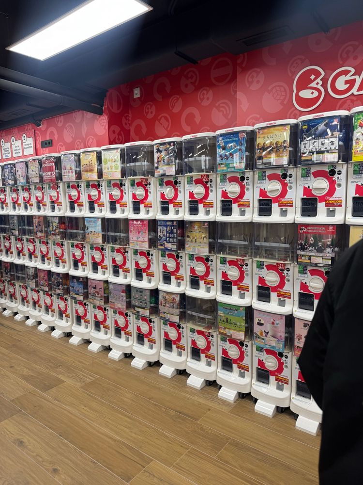 Tienda de Bandai Namco en Madrid. En la planta de abajo tienen una zona de Gachapon. En la imagen se muestra una pared entera de estas máquinas. 