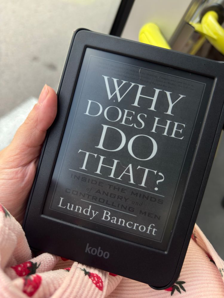 Portada del libro “Why does he do that? Inside the minds of angry and controlling men” por Lundy Bancroft. Se muestra en un ebook.