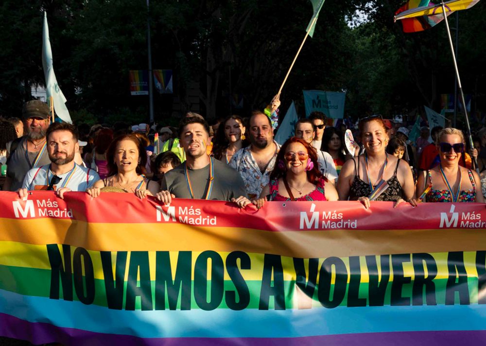Pancarta de Más Madrid en el Orgullo LGTBIQ+ 2025.