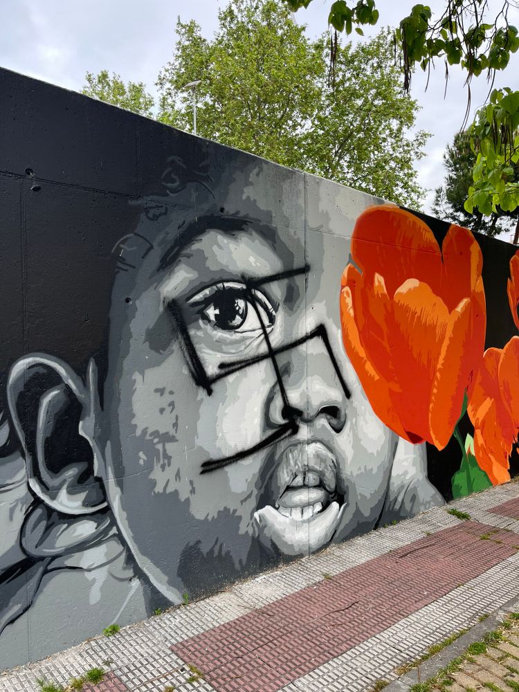 Mural vandalizado con pintadas nazis.