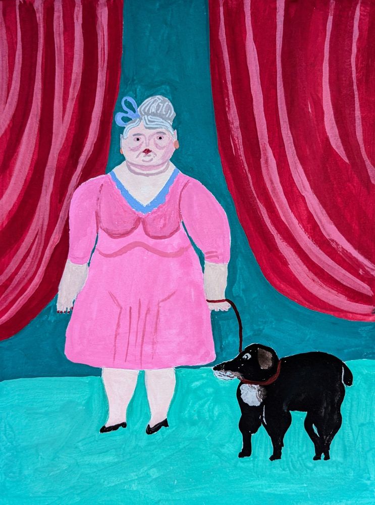Eine rundliche Frau mit grauem Haar und pinkem Kleid. Die Hündin ist schwarz mit weißer Brust. Im Hintergrund sind ein roter Vorhang und ein türkiser Fußboden 