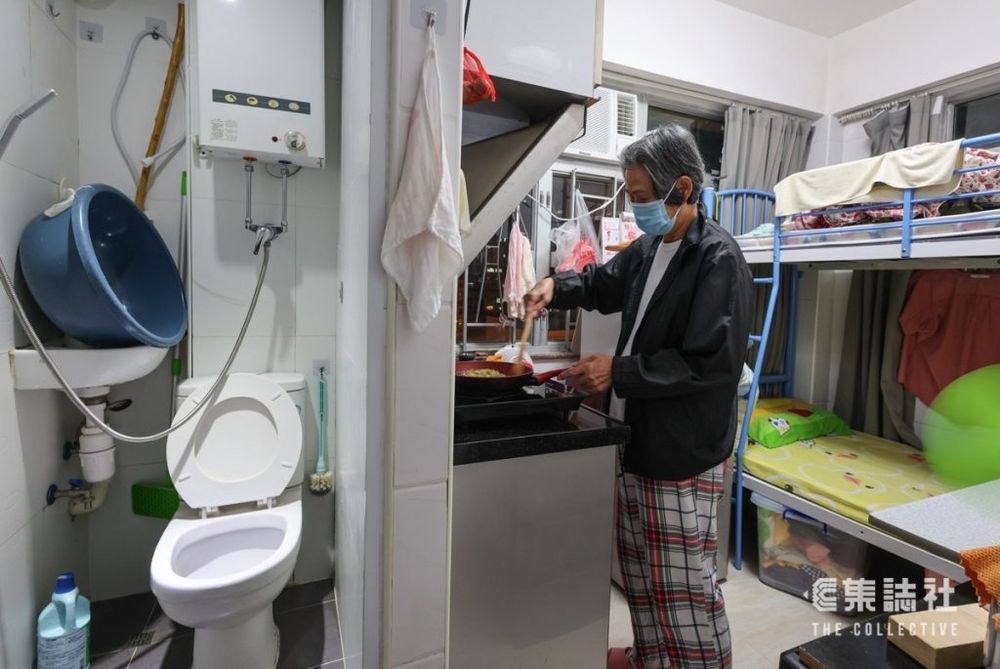 家賃は月4500香港ドル（約9万円）の香港違法分譲アパート。二回たてベットの横に直ぐオープンキッチン、その真横にトイレ。トイレの真上にシャワーを置いてあるたったの８平方メートル広さ。