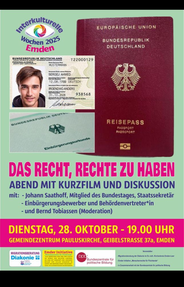 Das Bild zeigt ein Plakat, das auf eine Veranstaltung am Dienstag, 28. Oktober, 19 Uhr im Emder Gemeindezentrum Pauluskirche, in der Geibelstraße 37a hinweist. Titel: "Das Recht, Rechte zu haben" - Abend mit Kurzfilm und Diskussion, mit  
  - Johann Saathoff (SPD, MdB / Staatssekretär im Bundesministerium für wirtschaftliche Zusammenarbeit) 
  - Einbürgerungsbewerber und Behördernvertreter*in
  - Bernd Tobiassen  (Moderation)
