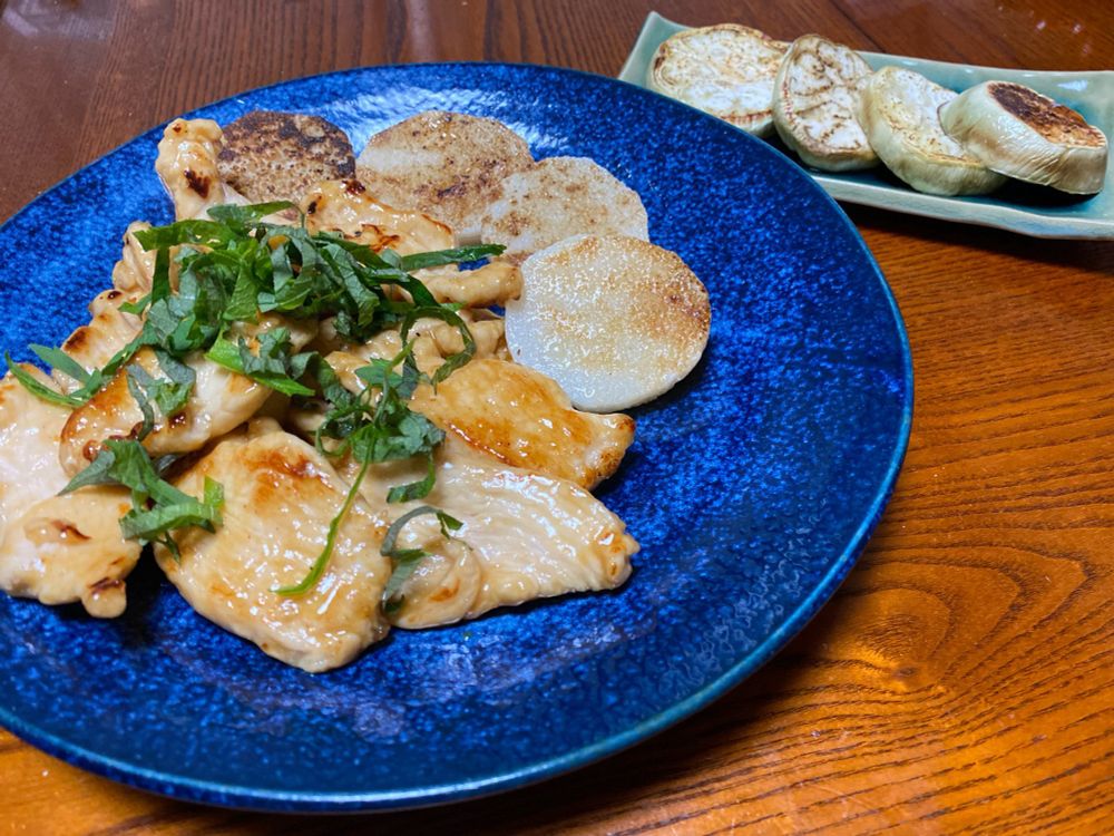 鶏ムネ肉の梅しょうゆ炒め。山芋と茄子の素焼きを添えて。