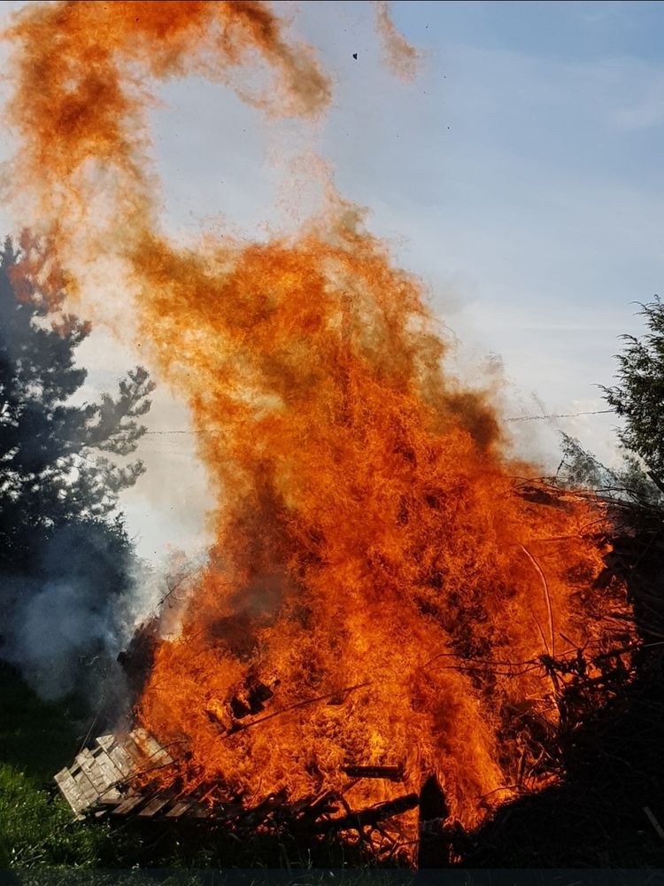 Ein hoch aufloderndes Feuer.