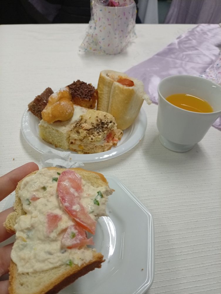 Pratos com torta, bolos, pães 