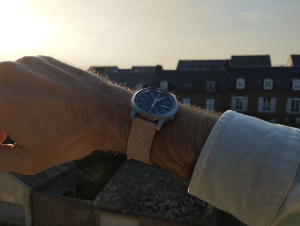 La montre à mon poignet droit, photographiée sur mon balcon à contrejour.