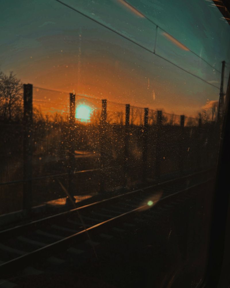 Sonnenuntergang der Schienen beleuchtet. 