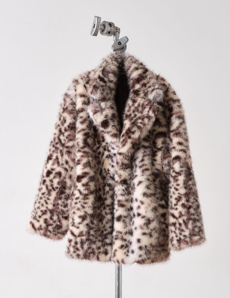 アイボリーに茶色のレオパード柄コート