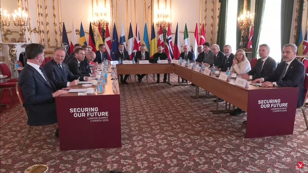 Foto von den Teilnehmer*innen des Ukraine-Gipfels in London an einem großen Tisch in U-Form