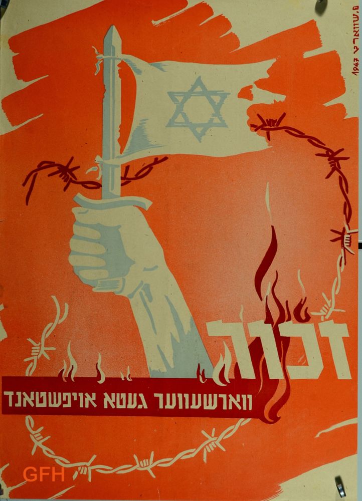 Plakat mit rotem Hintergrund, das eine zur Faust gestreckte Hand zeigt, die eine zerrissene Flagge mit einem Davidstern zeigt. Sie ist umringt von Flammen und Stacheldraht. Dazu steht der Text „Zakhor. Varshever geto oyfshtand“. Zu deutsch: Erinnere den Warschauer Ghetto Aufstand. 