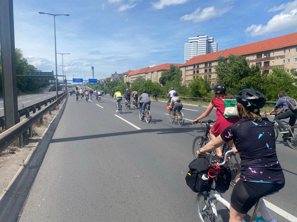 Die A100, am Horizont der Funkturm. Im Vordergrund einige Fahrräder 