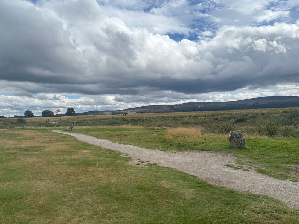 Culloden battlefield. There are red flags around the field which signify the English troops and blue flags denote the Jacobite troops. There are stones which commemorate the Scottish clans which lost men