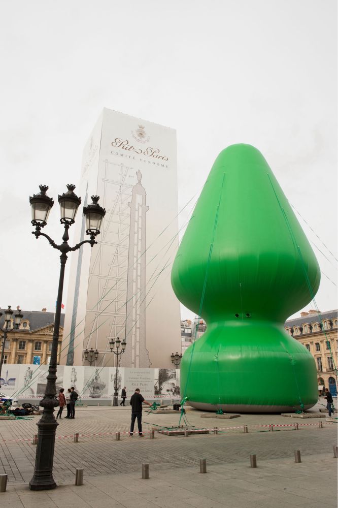 Christmas tree decoration in Paris