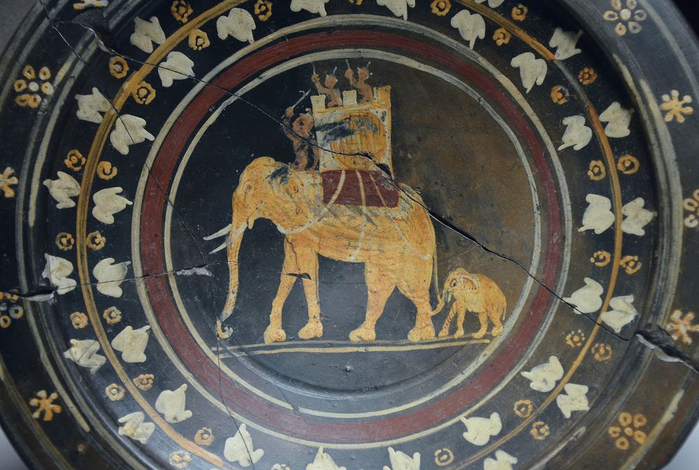 Etruscan plate depicting a war elephant being driven by three black mahouts, and a calf following. Dated to the late 4th/early 3rd century BC.
National Etruscan Museum of Villa Giulia, Rome.