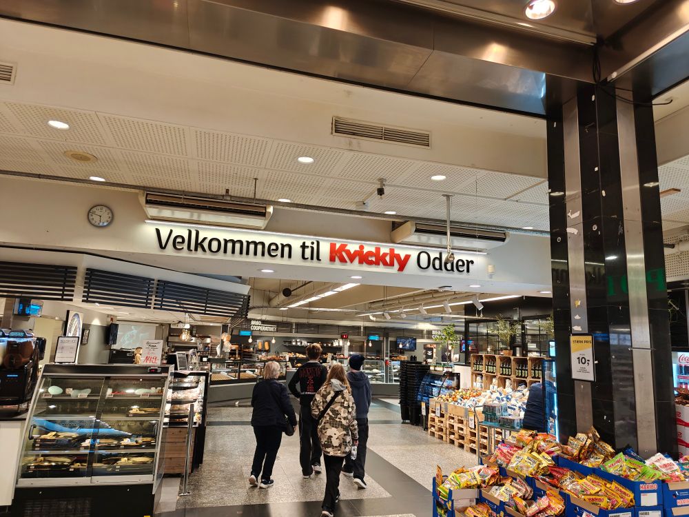 Billede fra indgangen til Kvickly i Odder, hvor der på et skilt står "Velkommen til Kvickly Odder"