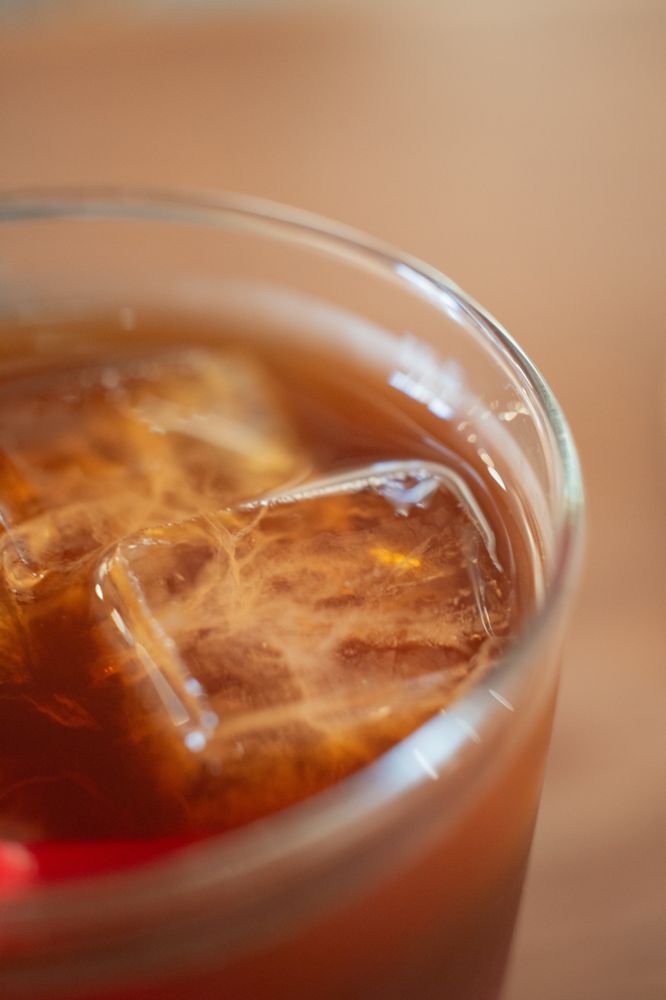 アイスコーヒーが入ったグラスの接写。