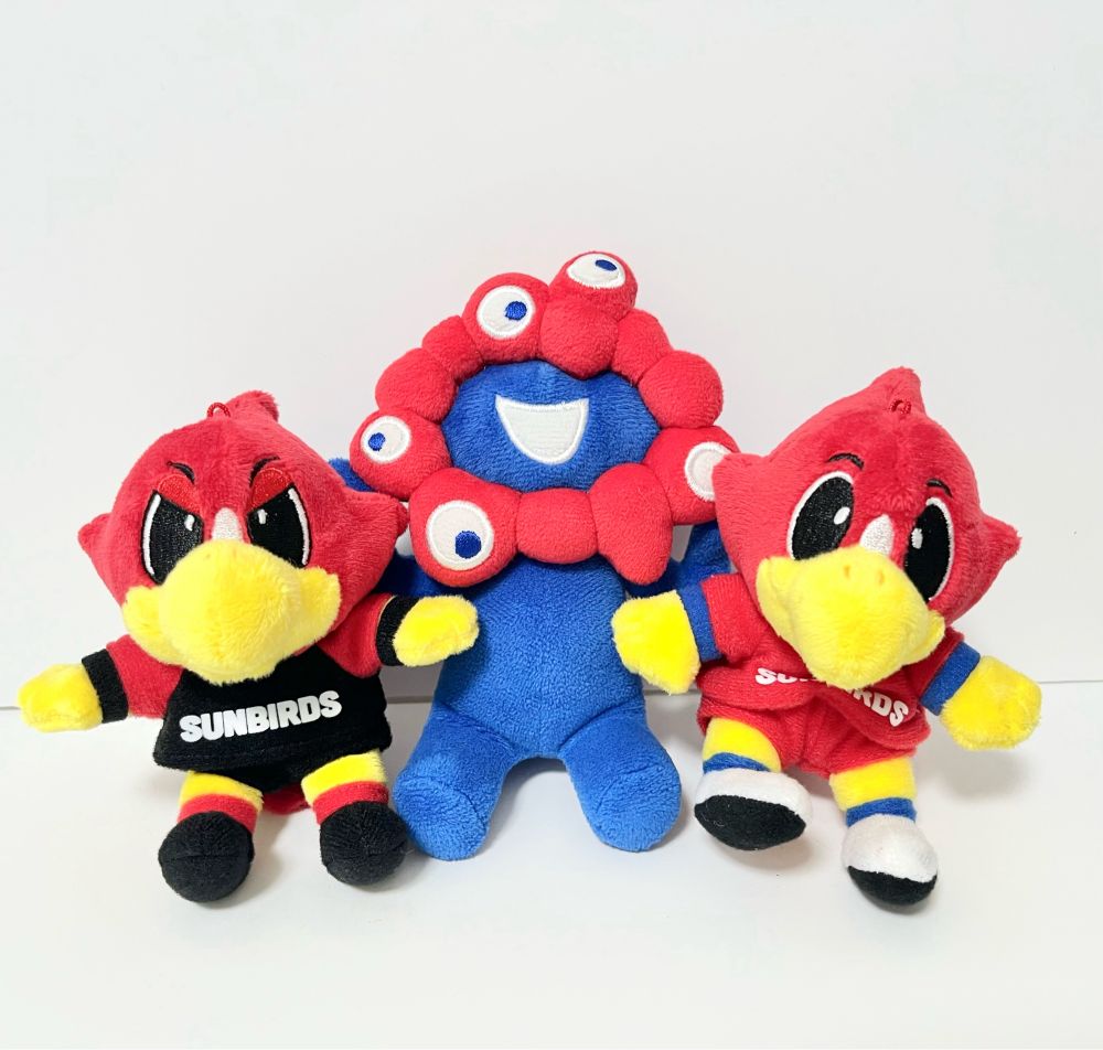 ミャクミャクさまとサントリーサンバーズのマスコット、ムーンバーズ君サンバーズ君