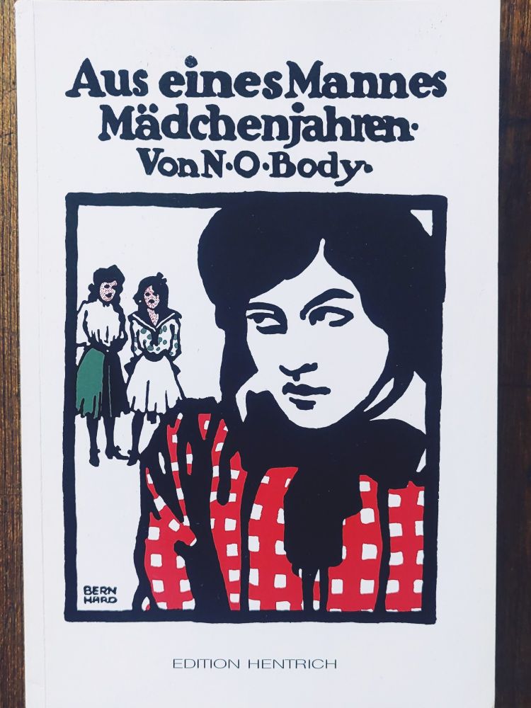 Auf dem Bild ist das illustrierte Buchcover von N. O. Body mit dem Titel "Aus eines Mannes Mädchenjahren" zu sehen. Die Illustration zeigt ein blasses, schwarzhaariges Mädchen in rot-kariertem Kleid, welches von zwei anderen Mädchen im Hintergrund angestarrt wird. © Edition Hentrich 1993.