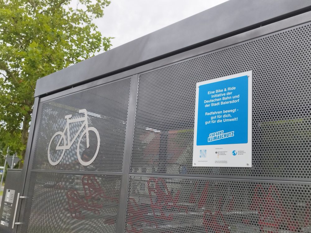 Außenansicht der Fahrradabstellanlage am Baiersdorfer Bahnhof 