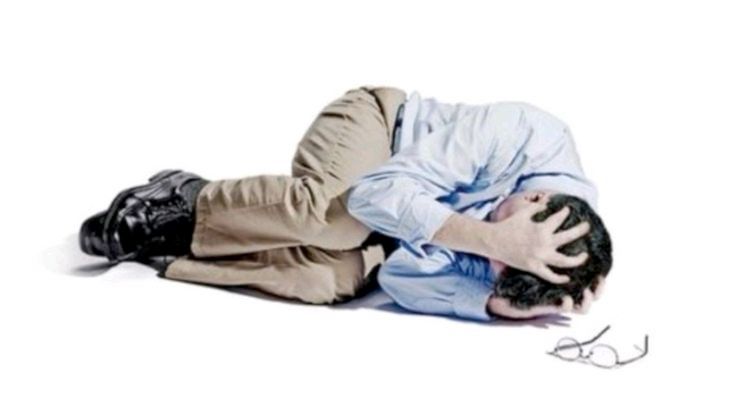 homem no chão em posição fetal