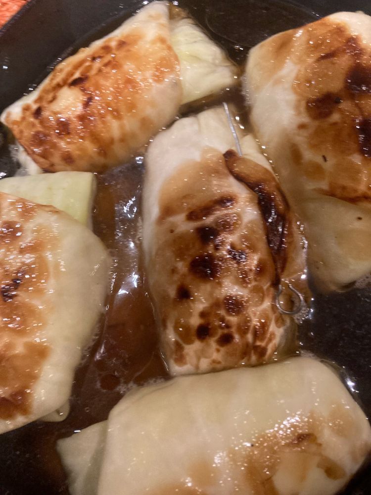 Kohlrouladen angebraten und angegossen  im Schmortopf.