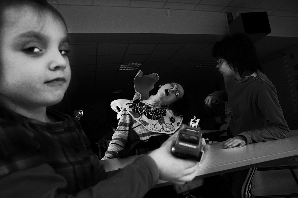 Des enfants handicapés jouent dans une chambre d'hôpital