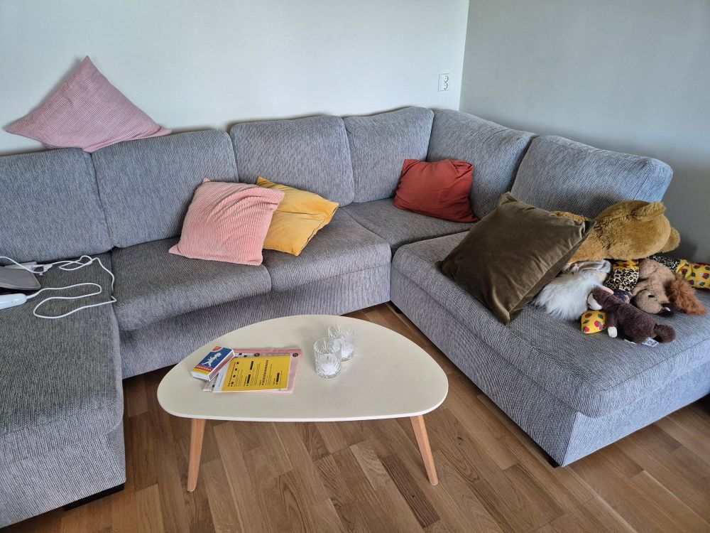 Foto av soffbordet intill en grå soffa