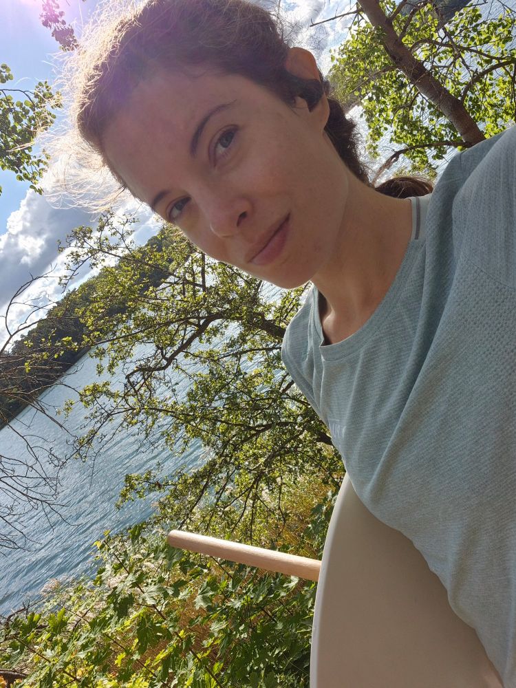 Selfie, jag står i solen under öppet vatten med soffbordet under armen