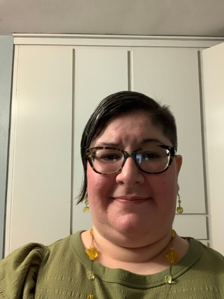 Same as the previous pic, but with the side hair untucked to show it’s length. 