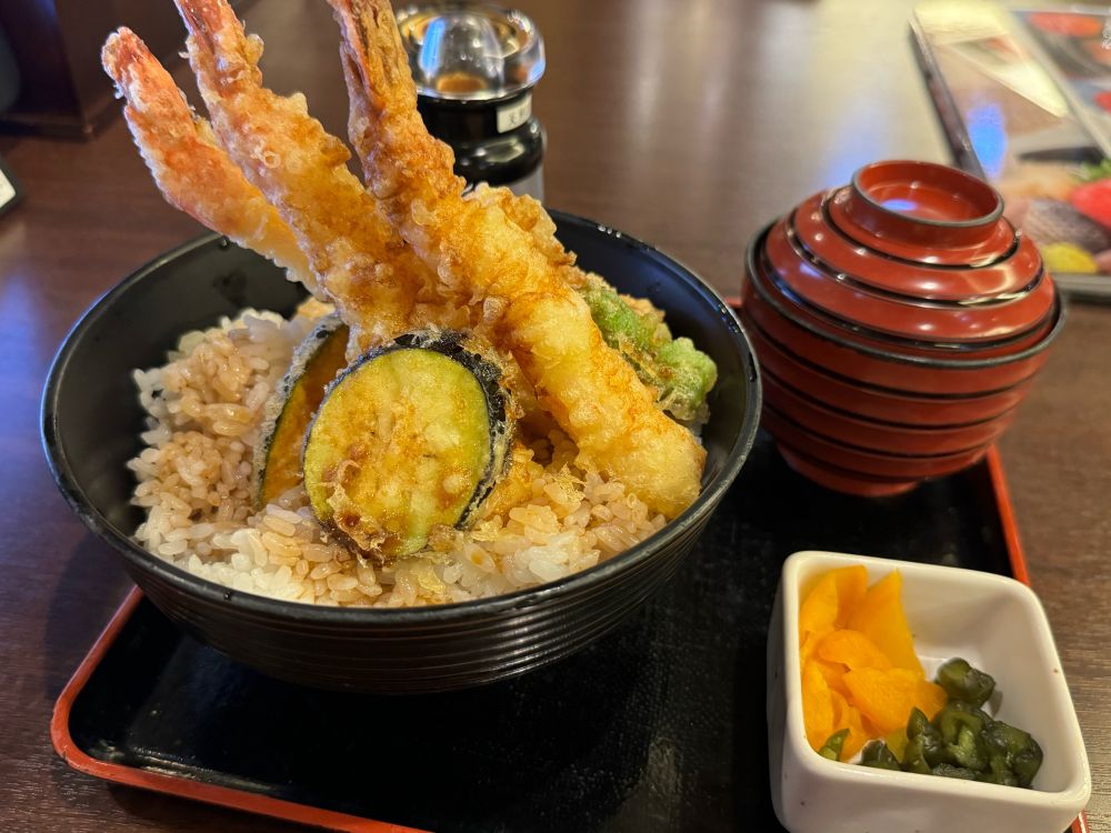 万葉倶楽部 神戸館にて
万葉海老天丼（海老3個、茄子、南瓜、ししとう、いか）
味噌汁
香の物