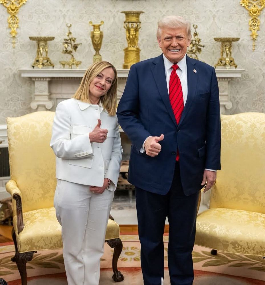 Giorgia Meloni con Donald Trump mentre fanno OK