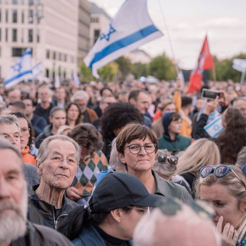 Franz Müntefering und Saskia Esken auf der Kundgebung.