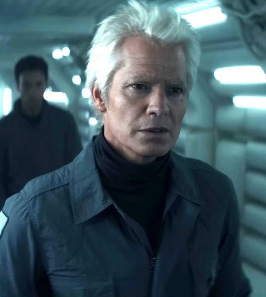 Timothy Olyphant in der Alien Earth Serie. Er sieht sehr merkwürdig aus mit seinen weißen Haaren und kaum vorhandenen Augenbrauen.
