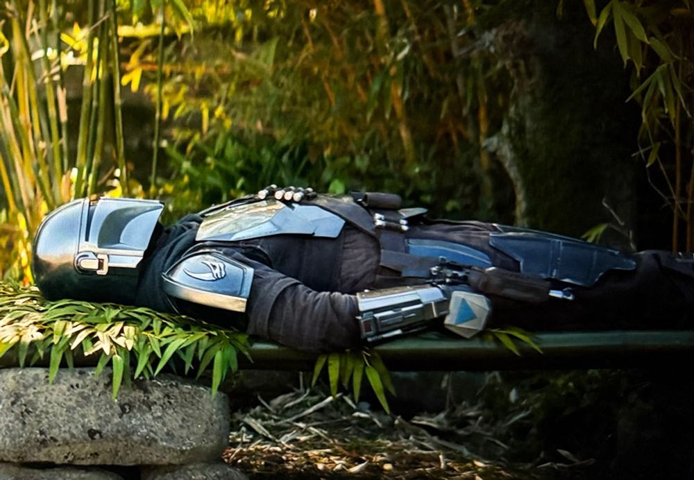 Din Djarin waiting for a Jedi on Ossus. Image from The Book of Boba Fett, Season 1, Episode 6, From the Desert Comes a Stranger.