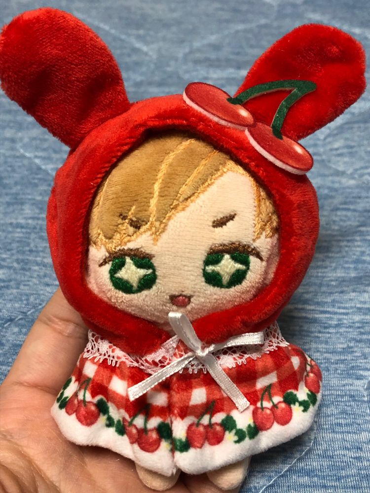 ルクぬいが赤い🐰耳のポンチョ（ガチャ産）を着ている