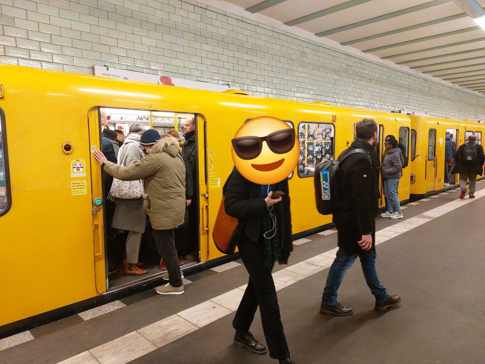 Fahrgäste versuchen sich in eine überfüllte U–Bahn zu quetschen.