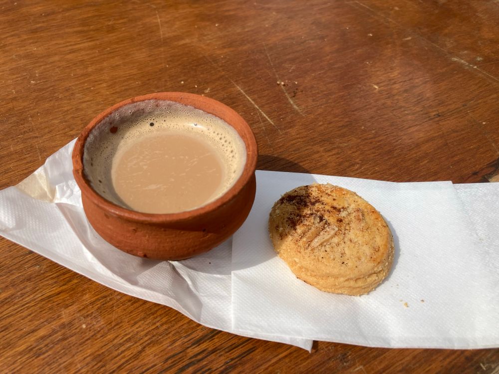 素焼きのカップに入ったチャイとビスケット