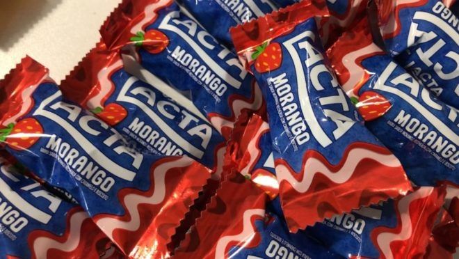 Um amontoado de bombons Lacta Morango