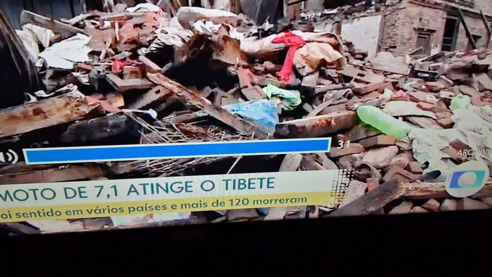 Foto da tela da televisão mostrando o volume máximo em 31.