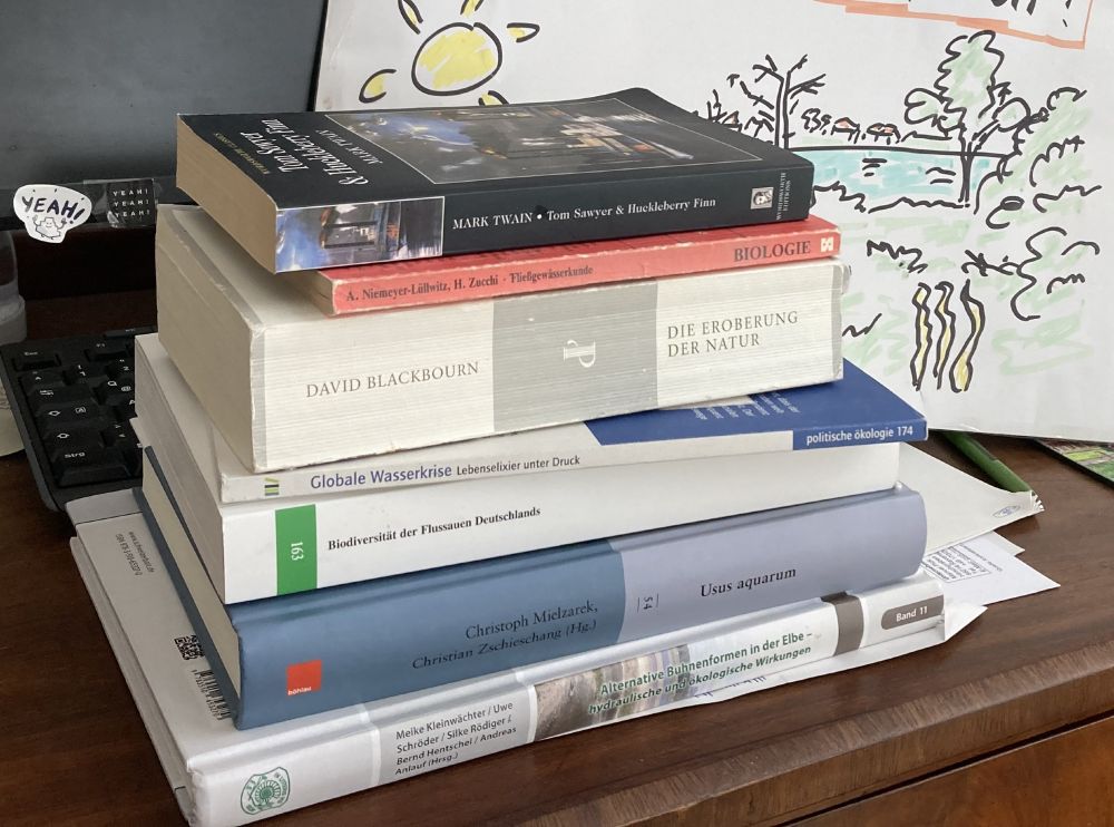 Bücher auf Schreibtisch zu Themenkomplex Wasser