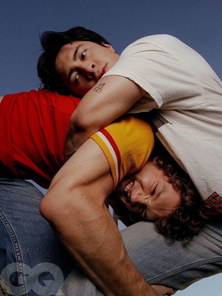 Foto do Connor e de Hudson de Heated Rivalry se abraçando de forma a lembrar luta grego romana. Connor segura a coxa de Hudson que abraça o corpo do outro.