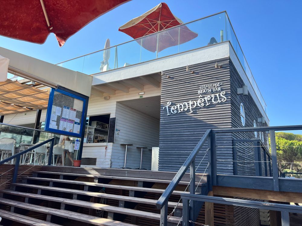 Façade du café restaurant Tempêrus sur la « praia do Trafal » près de Quarteira. 