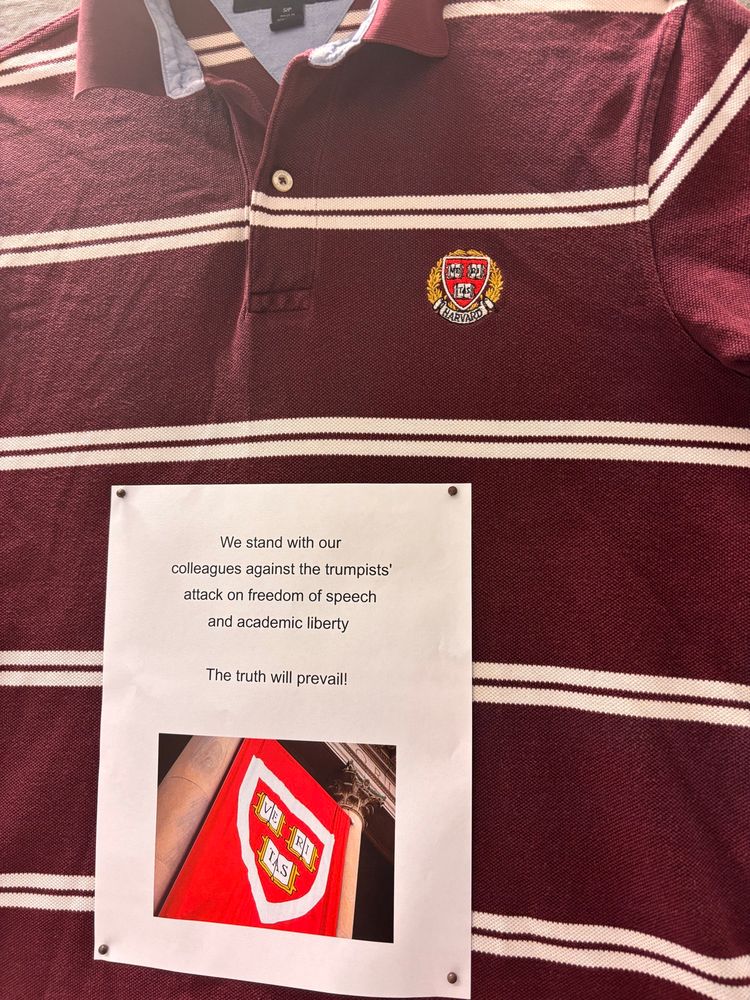 Harvad T shirt and a note pinned to a notice board with text: We stand with our collegues against the trumpists’ attacks on freedom of speech and academic liberty. The trusth will prevail! 