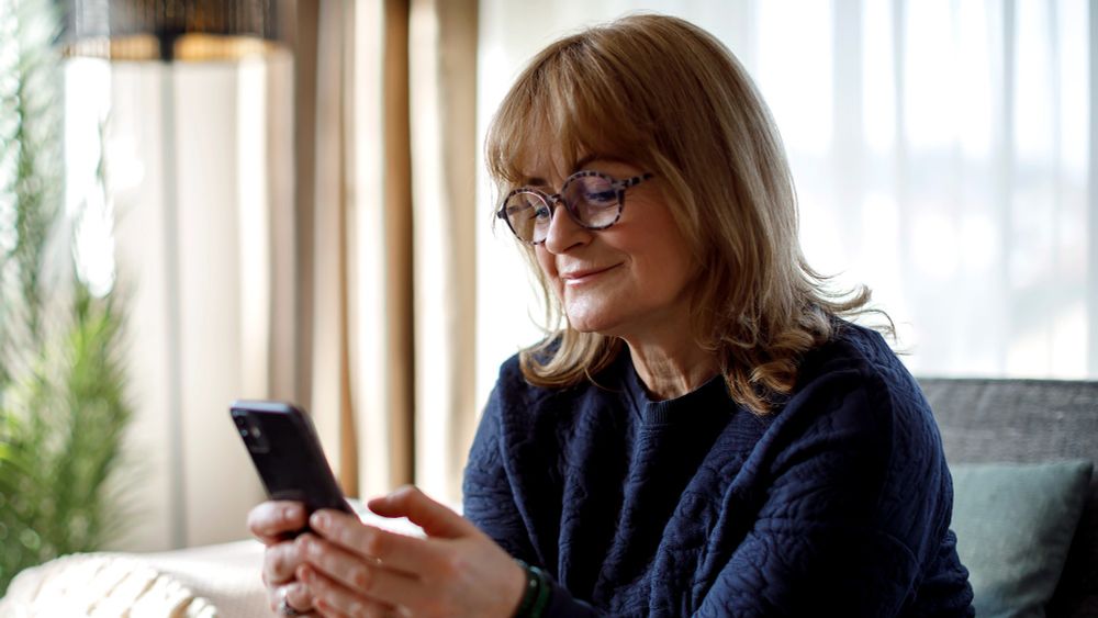 Mom Spends 15 Minutes Hearting Every Message From Last 5 Days Of Family Group Chat