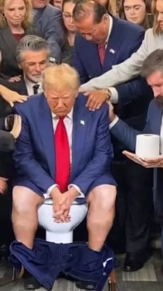From the great tom.adelsbach 👏😹🍊💩🤡
After arriving in Alaska for his meeting with Putin, President Trump was reported to be experiencing “irregularity” after the long flight.

#DonaldTrump #Putin #Ala...