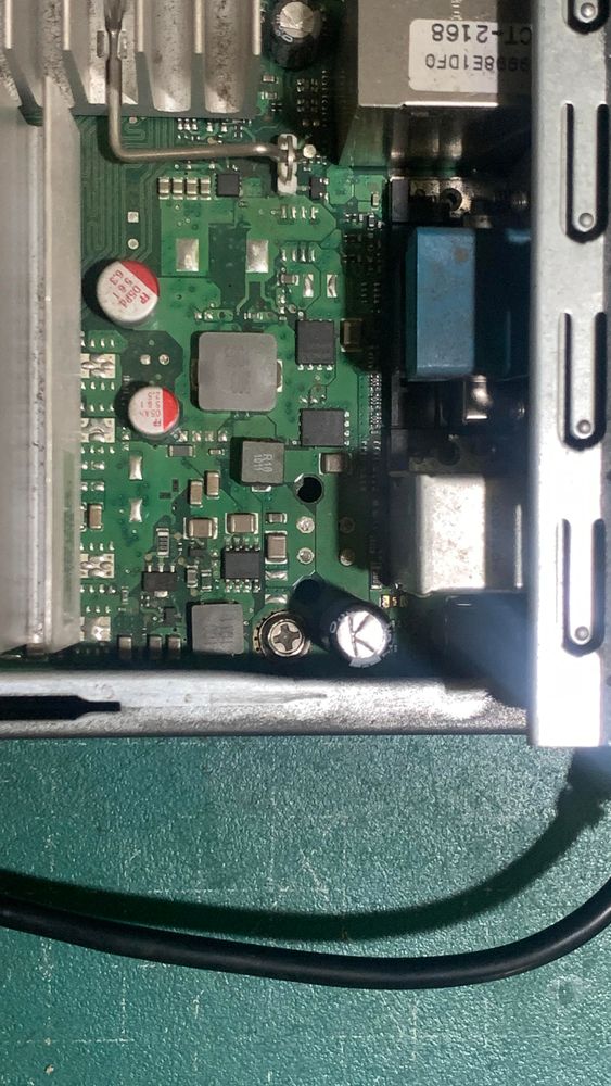 Przybliżenie miejsca obok zasilania, 4 punkty lutownicze obok kondensatora elektrolitycznego są podejrzane