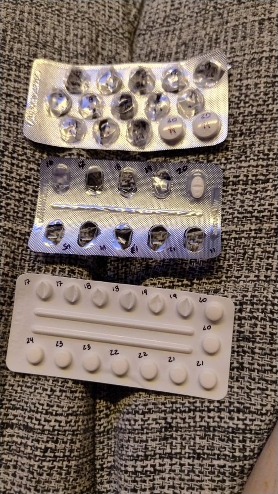 3 cartelas de medicação. Ao lado de cada ponto de remédio na cartela há uma data escrita. 