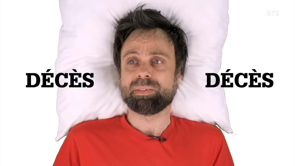 Un homme allongé sur un coussin, avec le mot décès écrit autour de lui 
